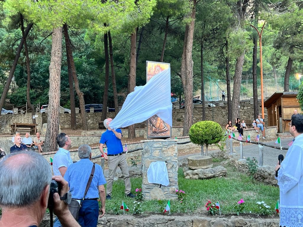 Monumento dedicato agli emigrati d'America realizzato da Luigi Basile per il comune di Belvedere di Spinello