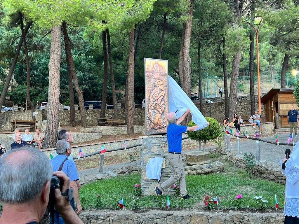Monumento dedicato agli emigrati d'America realizzato da Luigi Basile per il comune di Belvedere di Spinello