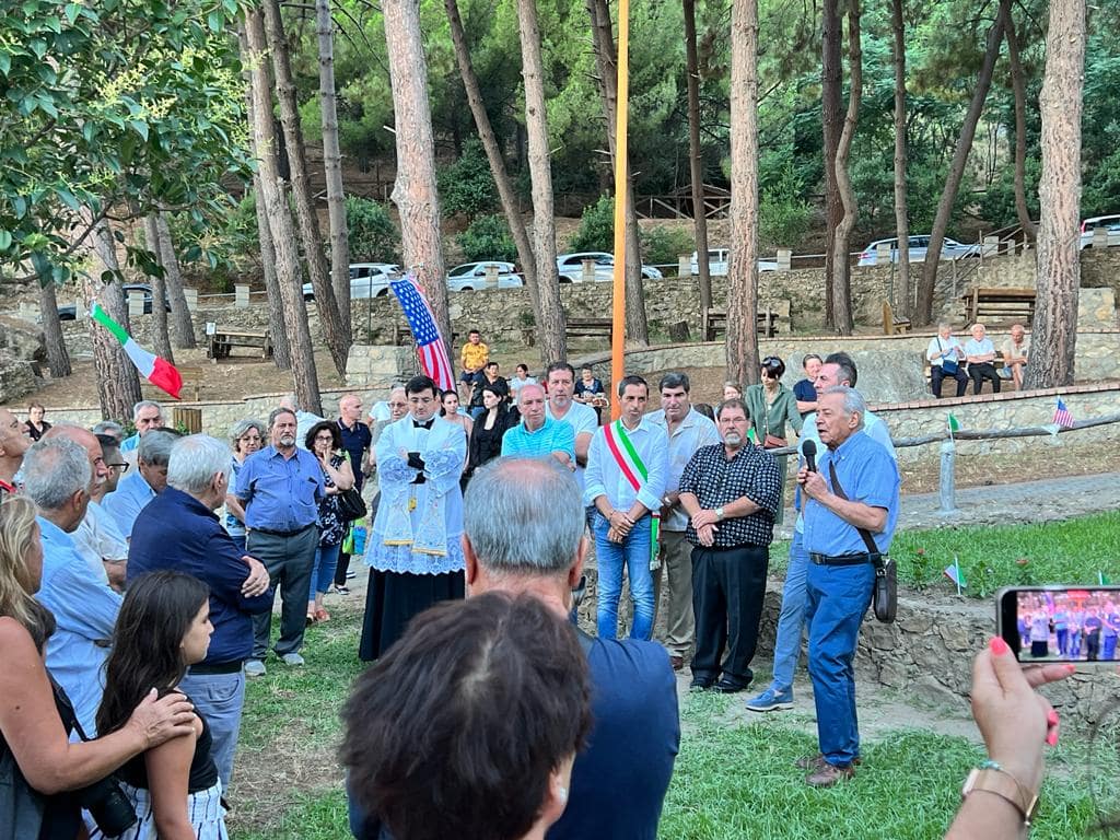 Monumento dedicato agli emigrati d'America realizzato da Luigi Basile per il comune di Belvedere di Spinello