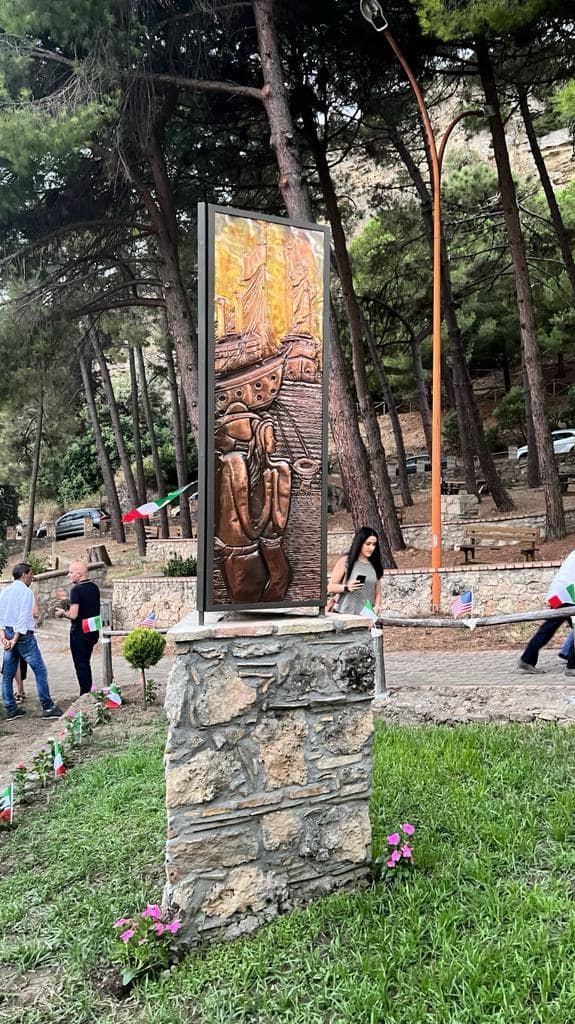 Monumento dedicato agli emigrati d'America realizzato da Luigi Basile per il comune di Belvedere di Spinello