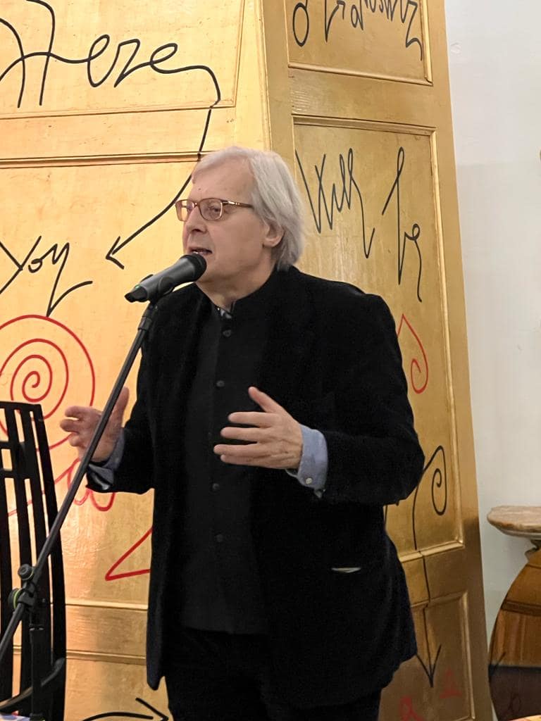 Foto col critico d'arte Vittorio Sgarbi in compagnia di Luigi Basile all'evento dell' 8 febbraio 2023