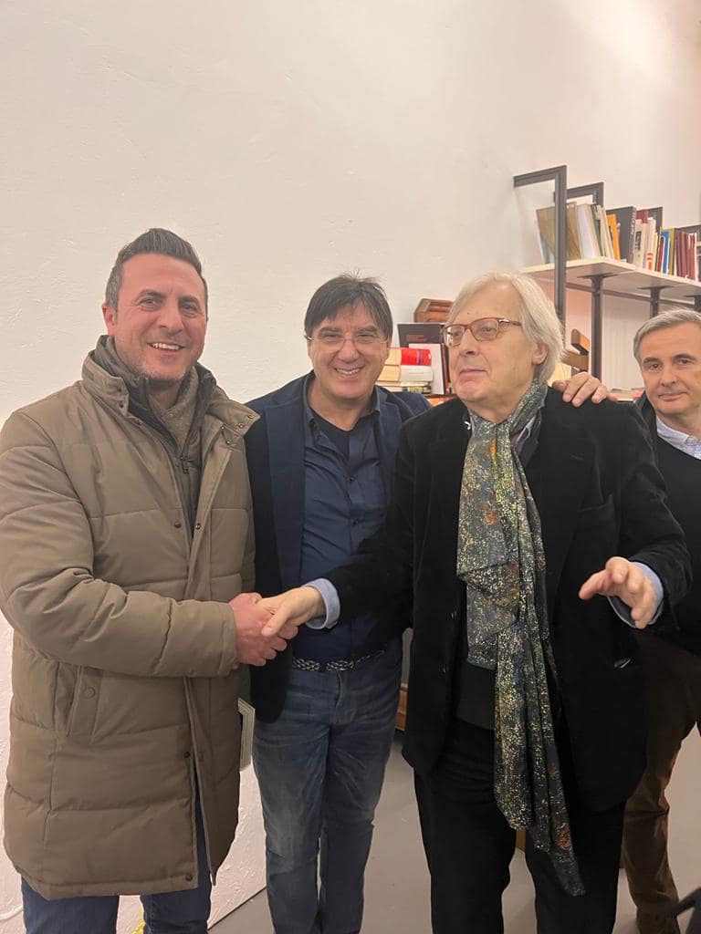 Foto col critico d'arte Vittorio Sgarbi ed il professore Giorgio Gregorio Grasso in compagnia di Luigi Basile all'evento dell' 8 febbraio 2023