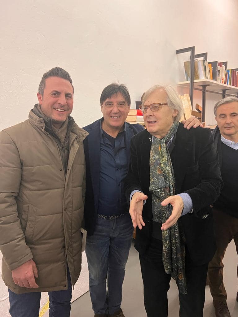 Foto col critico d'arte in compagnia di Luigi Basile all'evento dell' 8 febbraio 2023