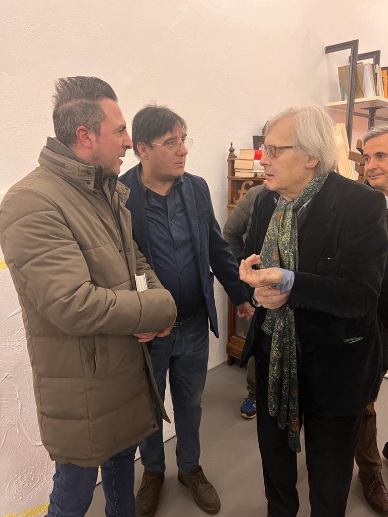 Foto col critico d'arte Vittorio Sgarbi ed il professore Giorgio Gregorio Grasso in compagnia di Luigi Basile all'evento dell' 8 febbraio 2023