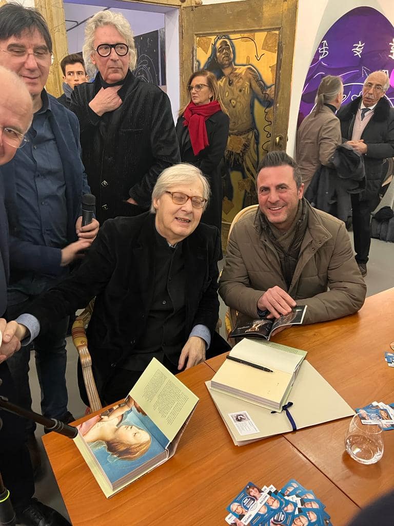 Foto col critico d'arte Vittorio Sgarbi in compagnia di Luigi Basile all'evento dell' 8 febbraio 2023