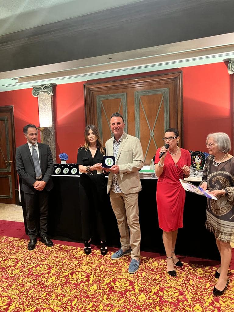 Biennale di Montecarlo a cui Luigi Basile ha partecipato col quadro "3 a New York"